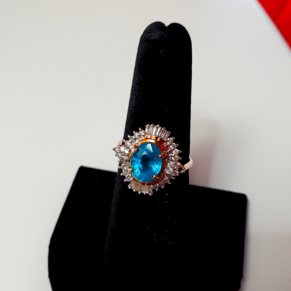 Beautiful ring 14kt and diamonds.